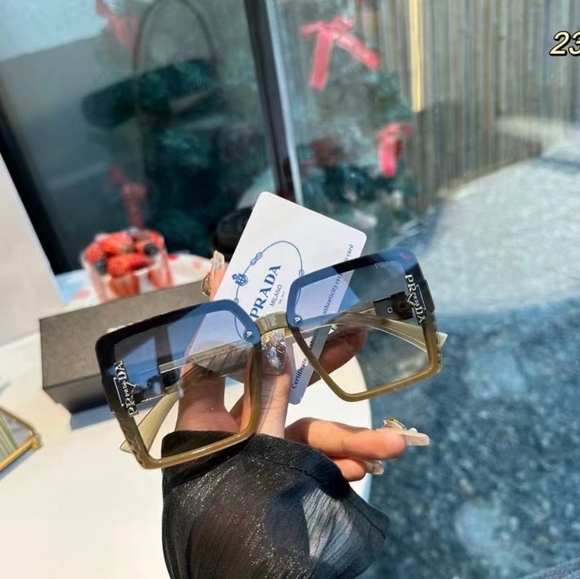 Prada sunglasses - Picture 5 of 9